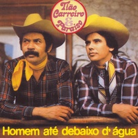 Homem até debaixo d'água