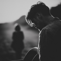 Она умела боль свою терпеть